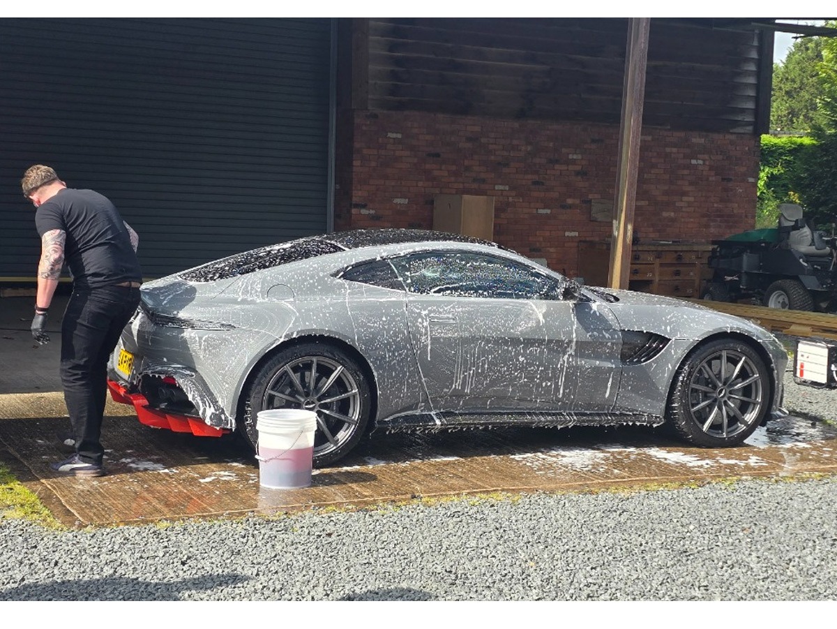 2019 Aston Martin V8 Vantage Image 4