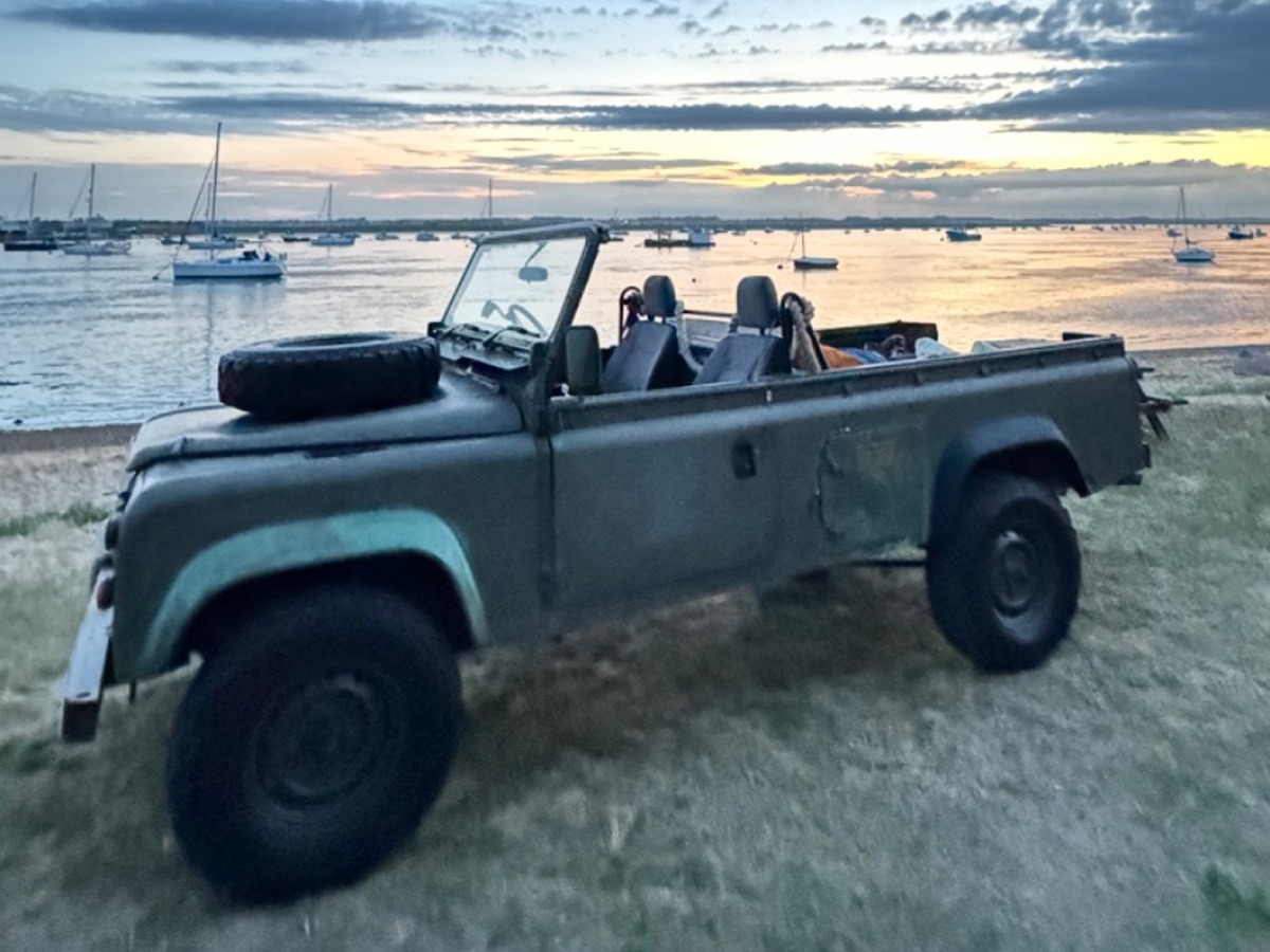 1986 Land Rover Defender 110 Image 1