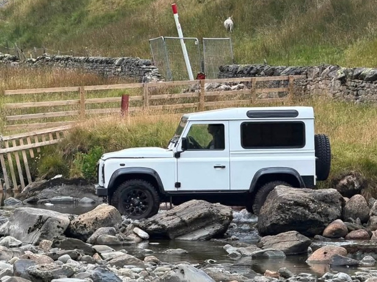2014 Land Rover Defender 90 Image 3