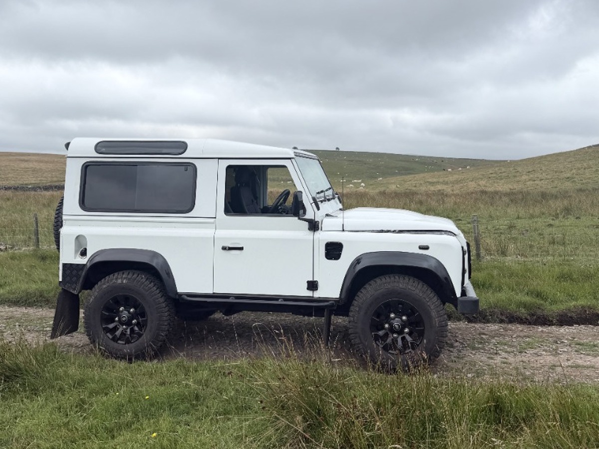 2014 Land Rover Defender 90 Image 2