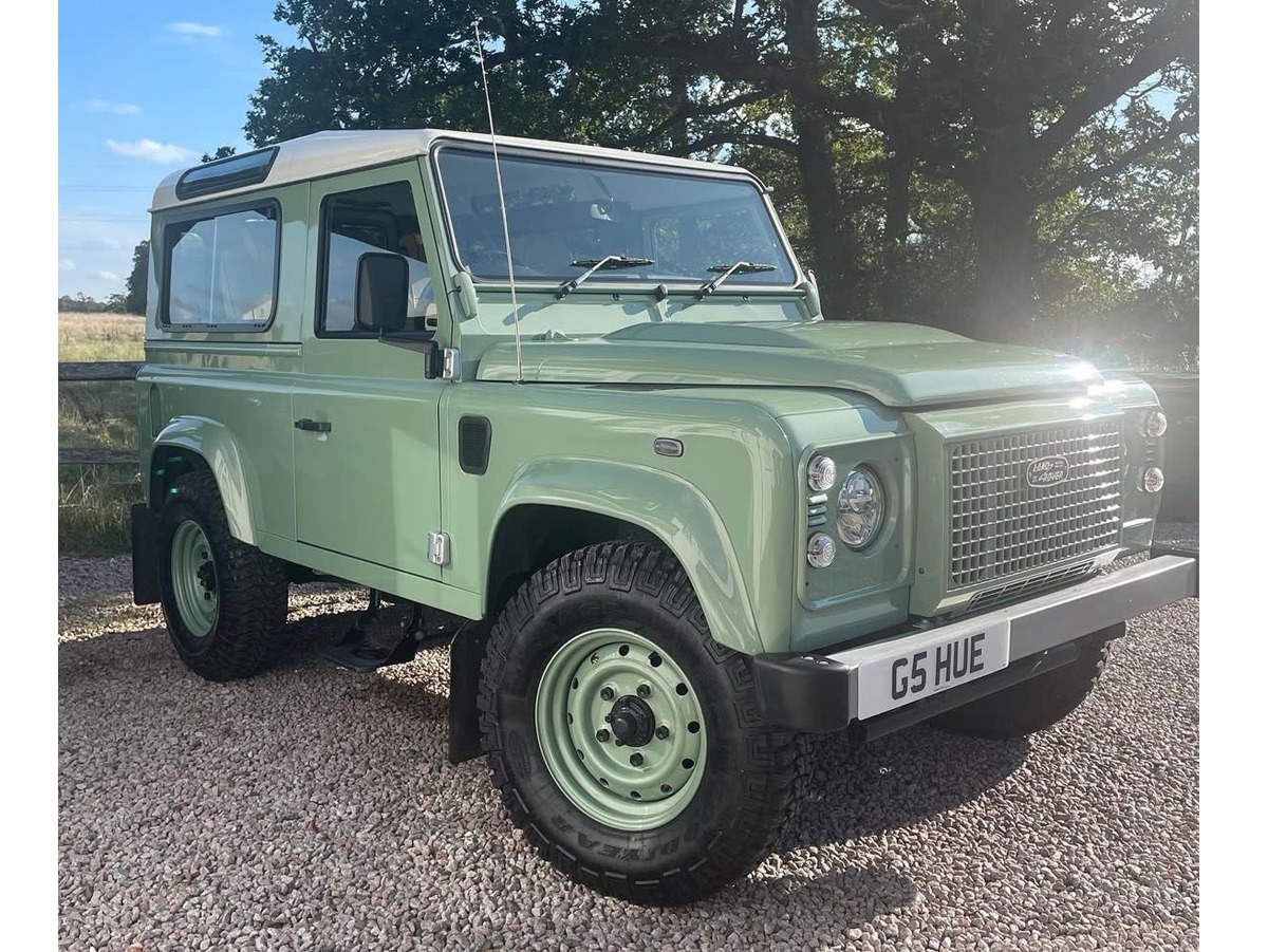 2016 Land Rover Defender Image 8