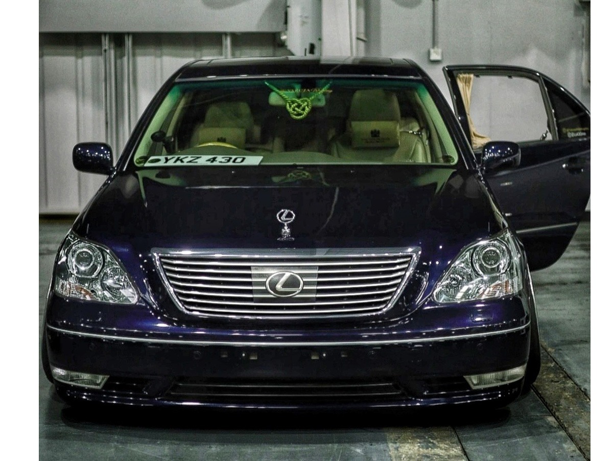 2005 Lexus LS430 Image 2