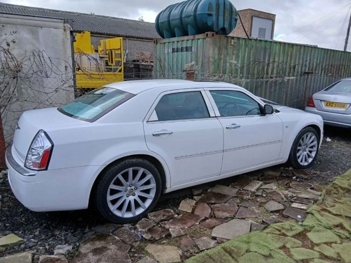 2007 Chrysler 300C Image 2