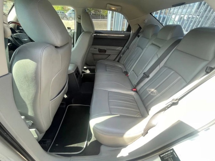 2007 Chrysler 300C Image 7