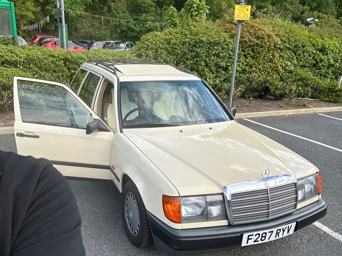 1989 Mercedes-Benz 230 Image 2