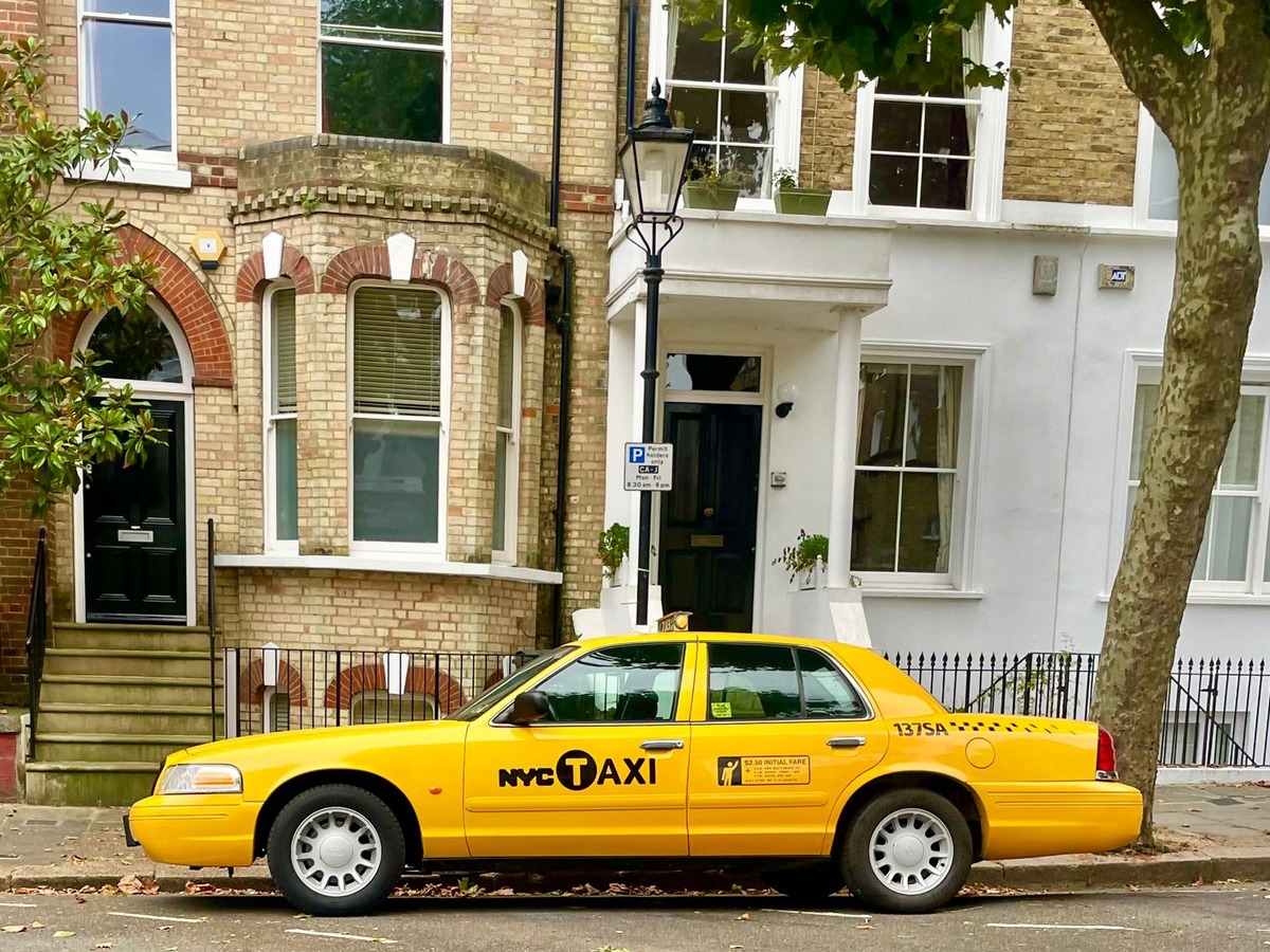 2001 Ford Crown Victoria Image 2