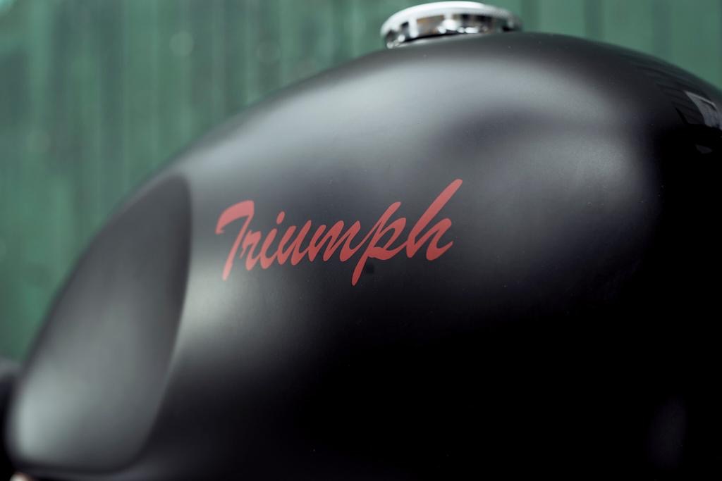 1976 Triumph Bonneville Image 3