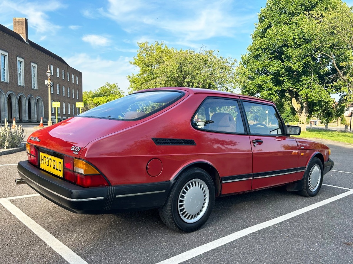 1991 Saab 900 Image 4