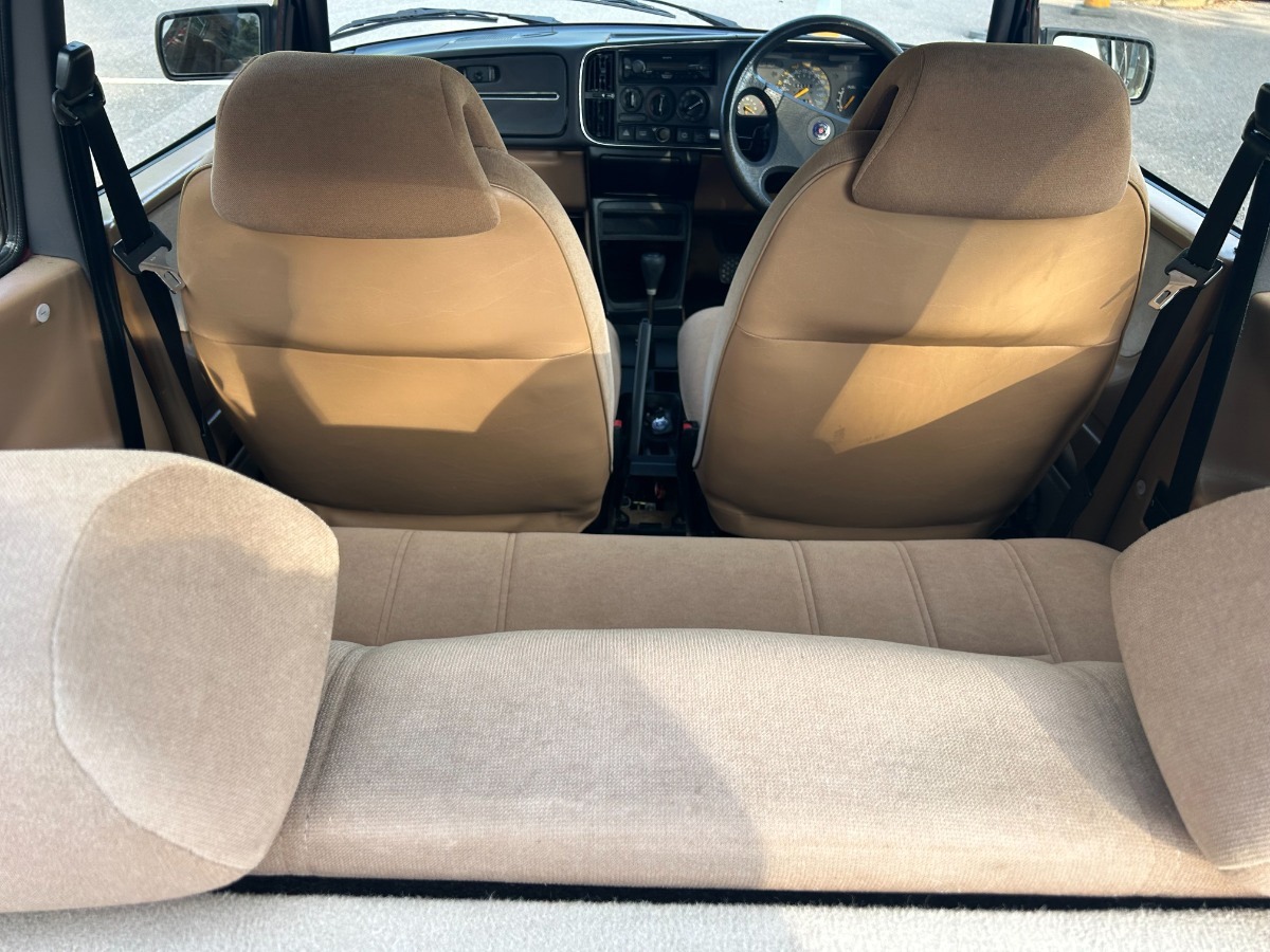 1991 Saab 900 Image 7