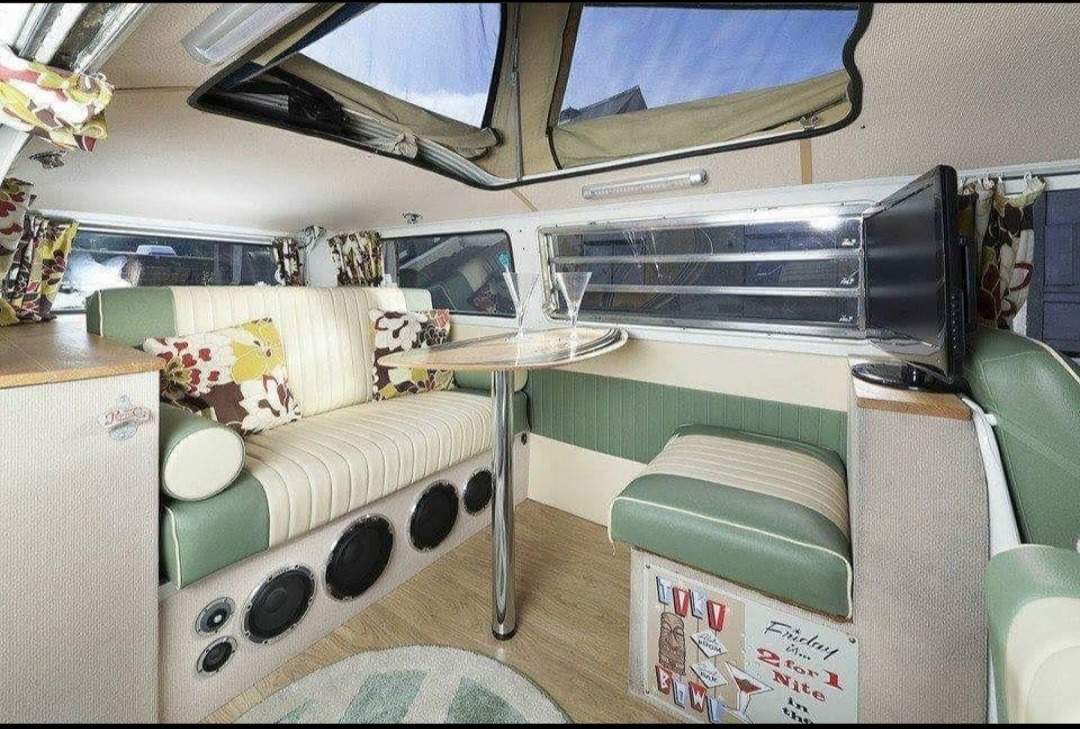 1970 Volkswagen T2 Camper Van / Bus Image 4