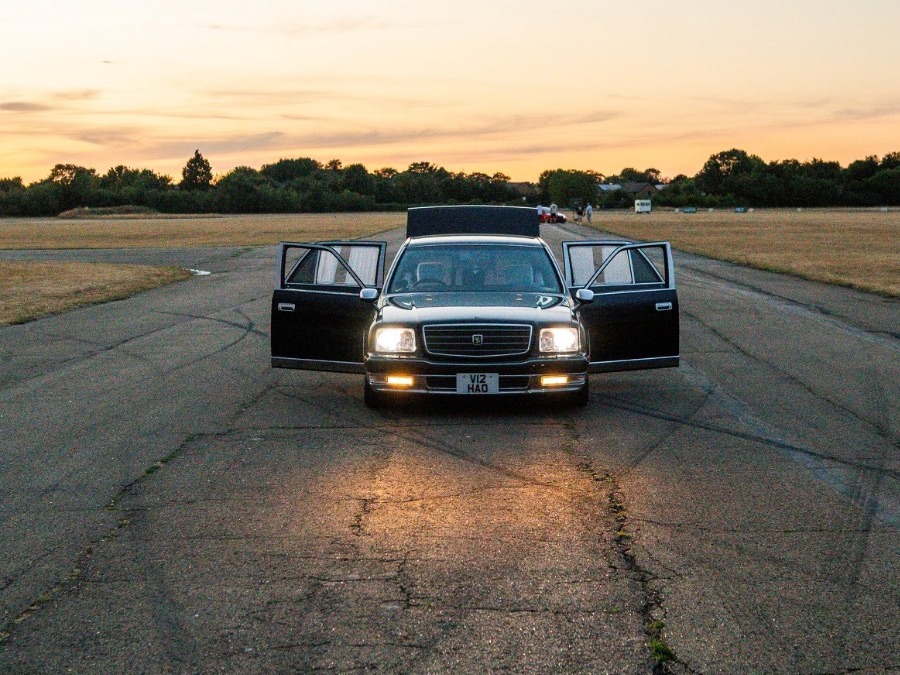 2013 Toyota Century Image 2