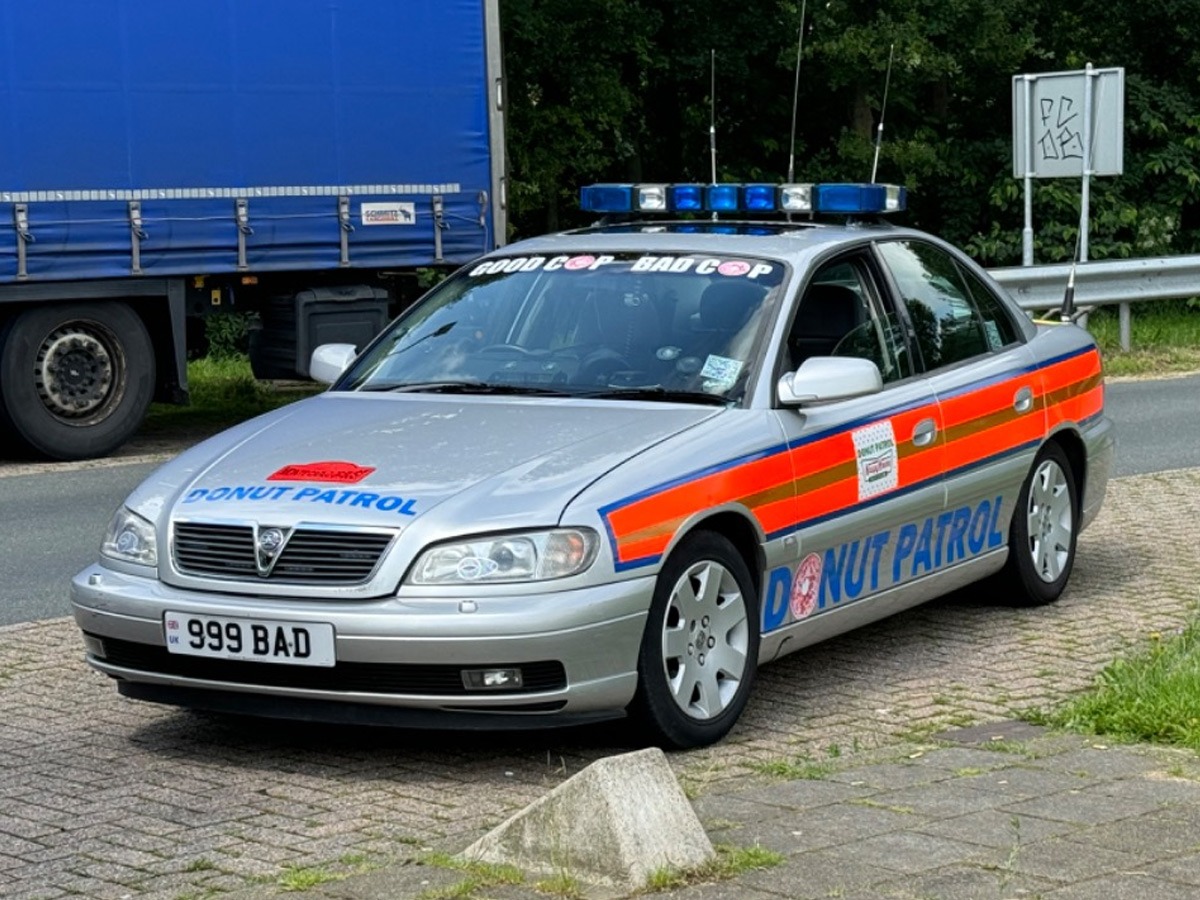 2000 Vauxhall Omega Image 1
