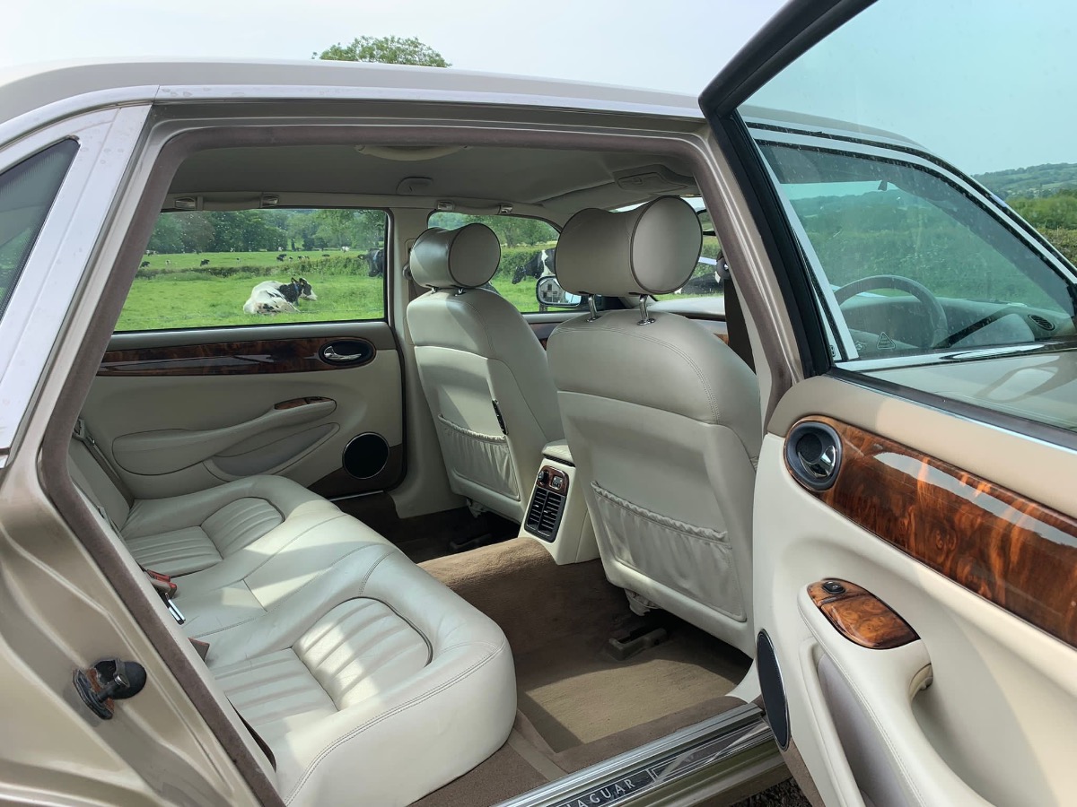 1999 Jaguar XJ Image 2