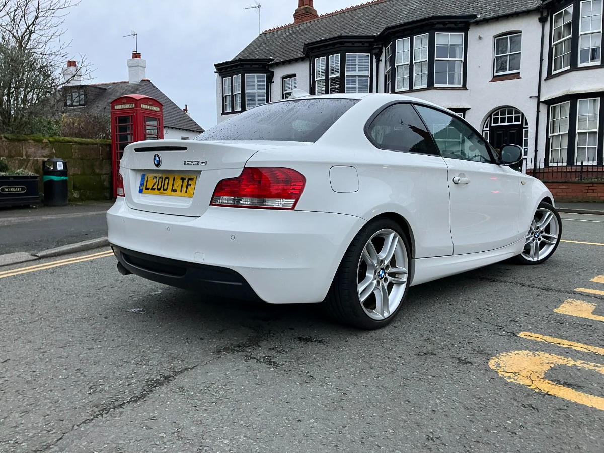 2010 BMW 1 Series Image 2