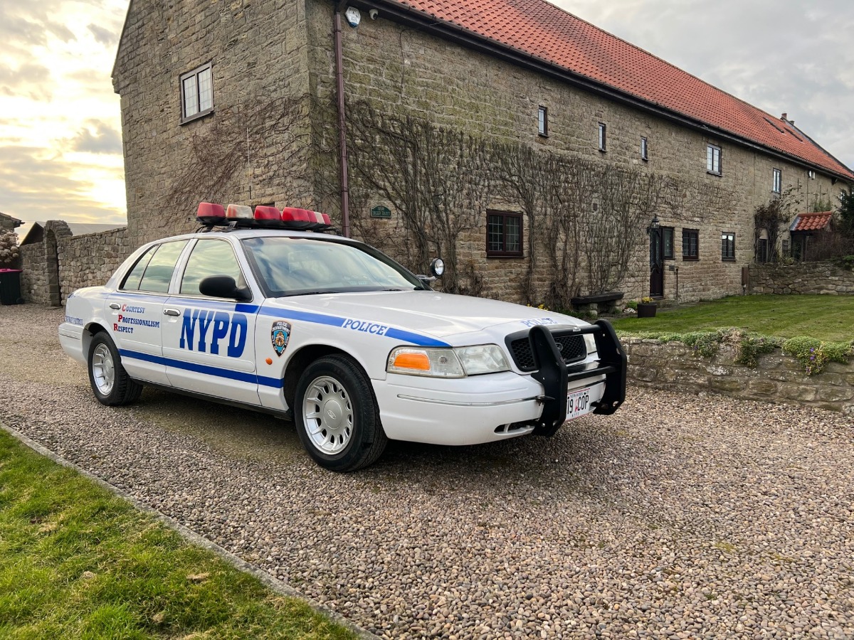 2001 Ford Crown Victoria Image 1
