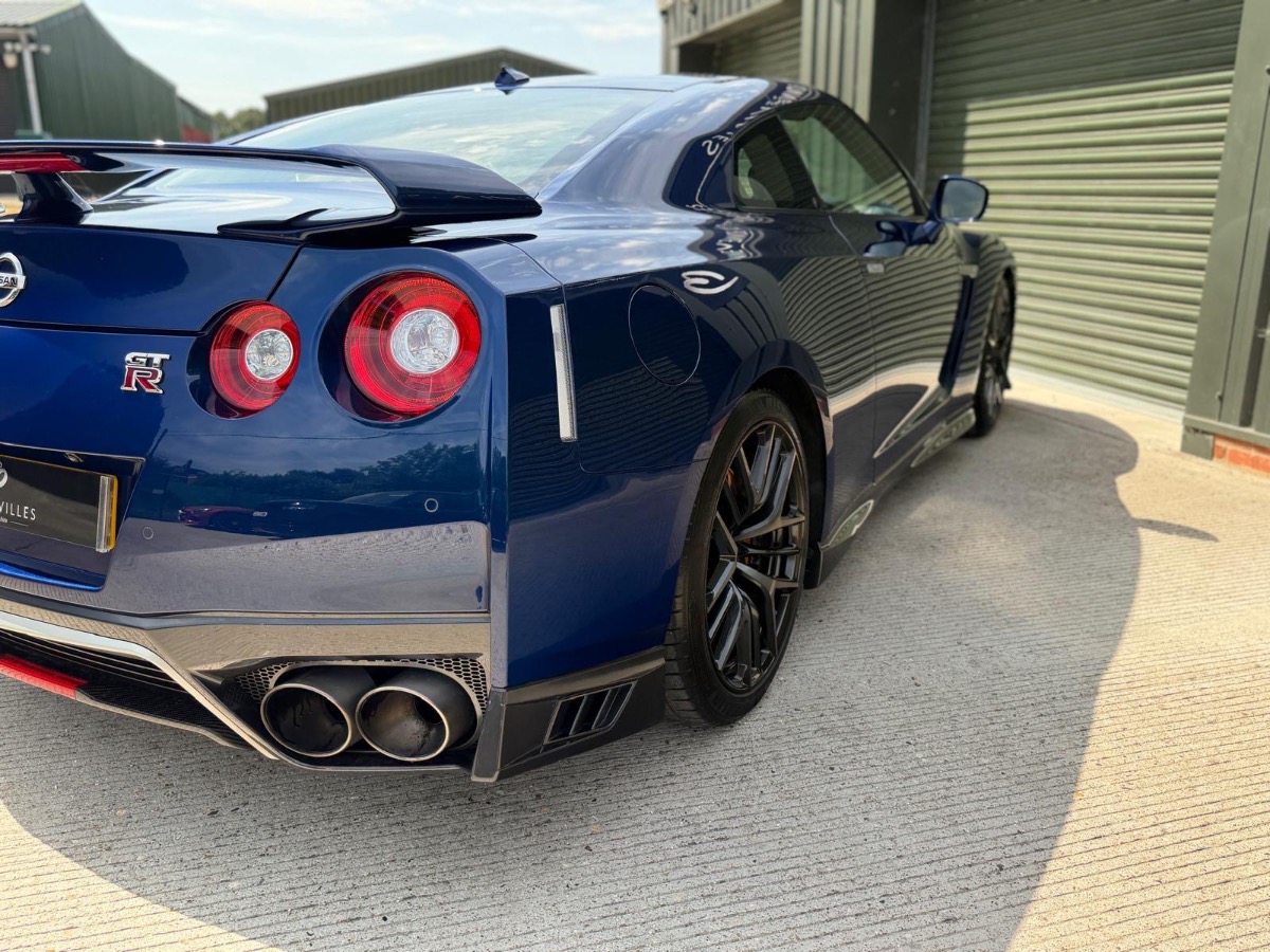 2017 Nissan GT-R Image 5