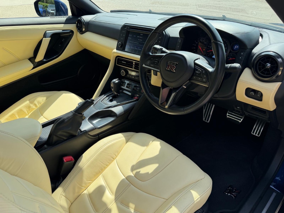 2017 Nissan GT-R Image 9