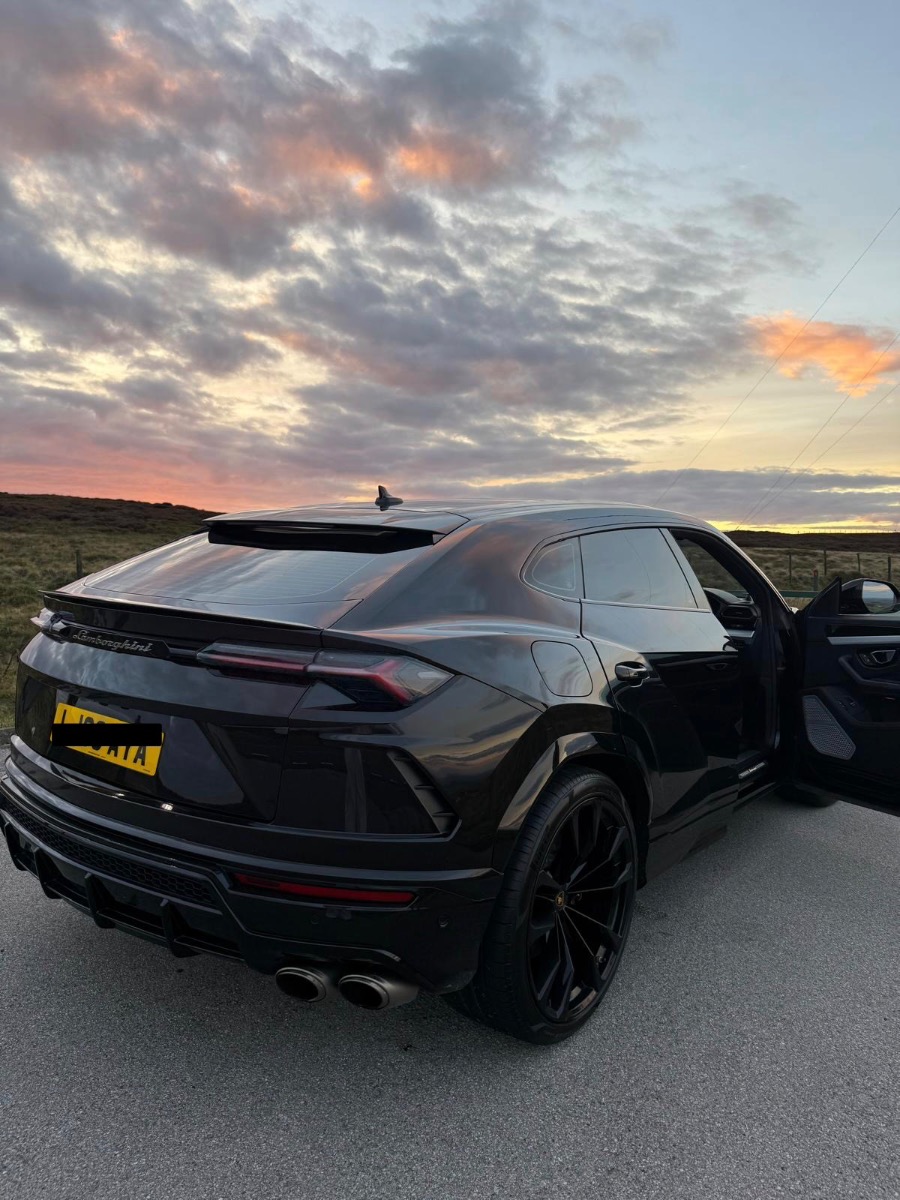 2019 Lamborghini Urus Image 1