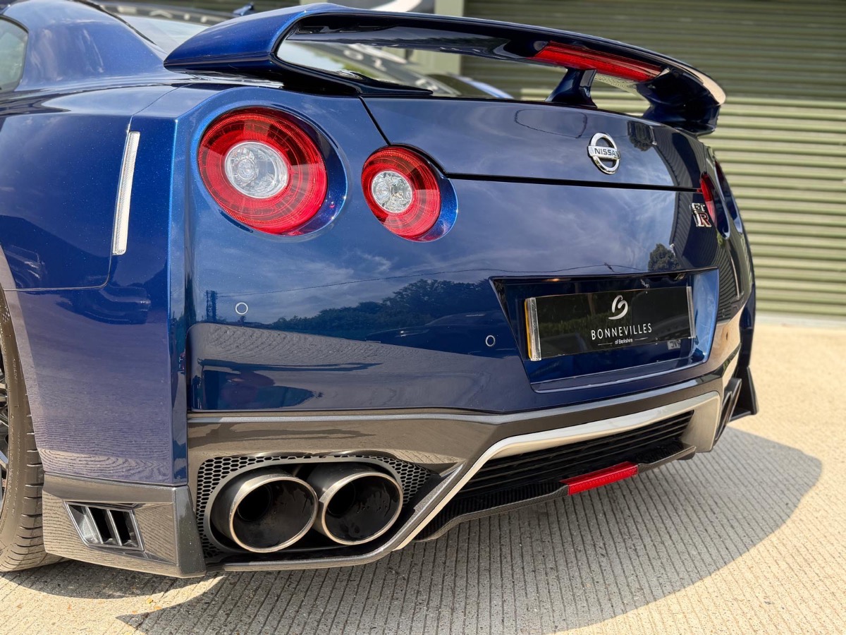 2017 Nissan GT-R Image 6
