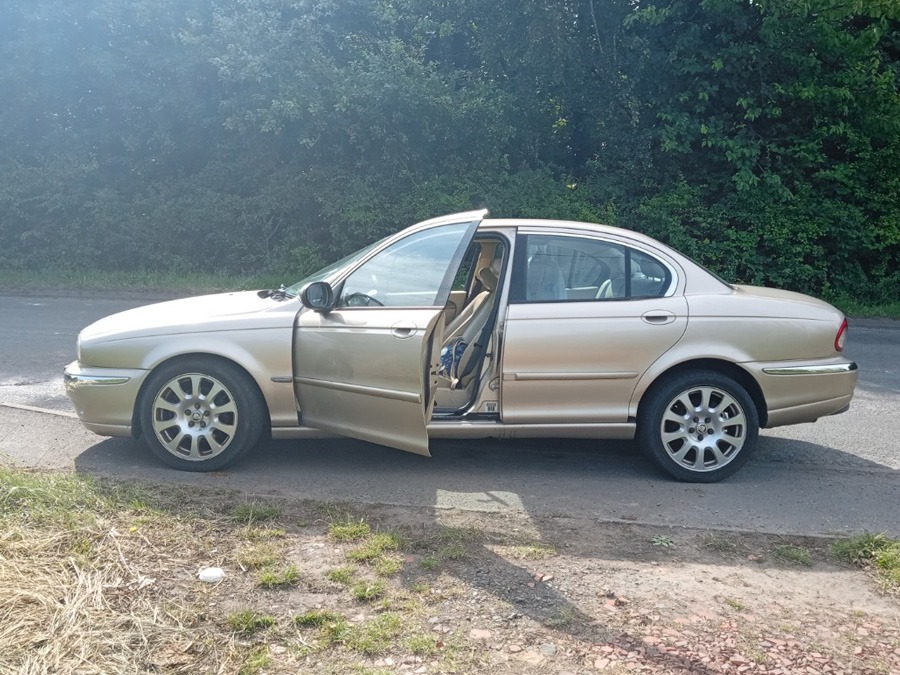 2004 Jaguar X Type Image 2