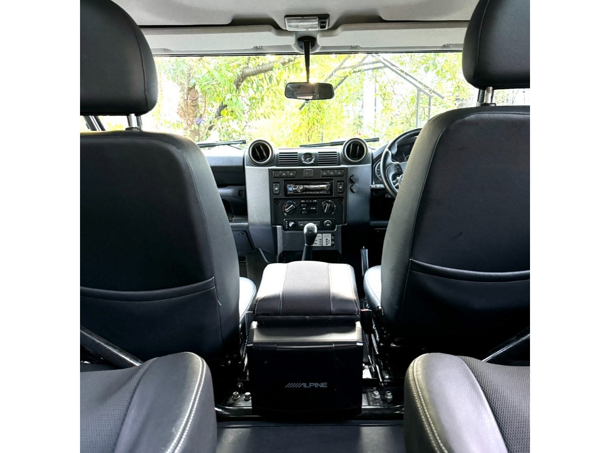 2014 Land Rover Defender 90 Image 6