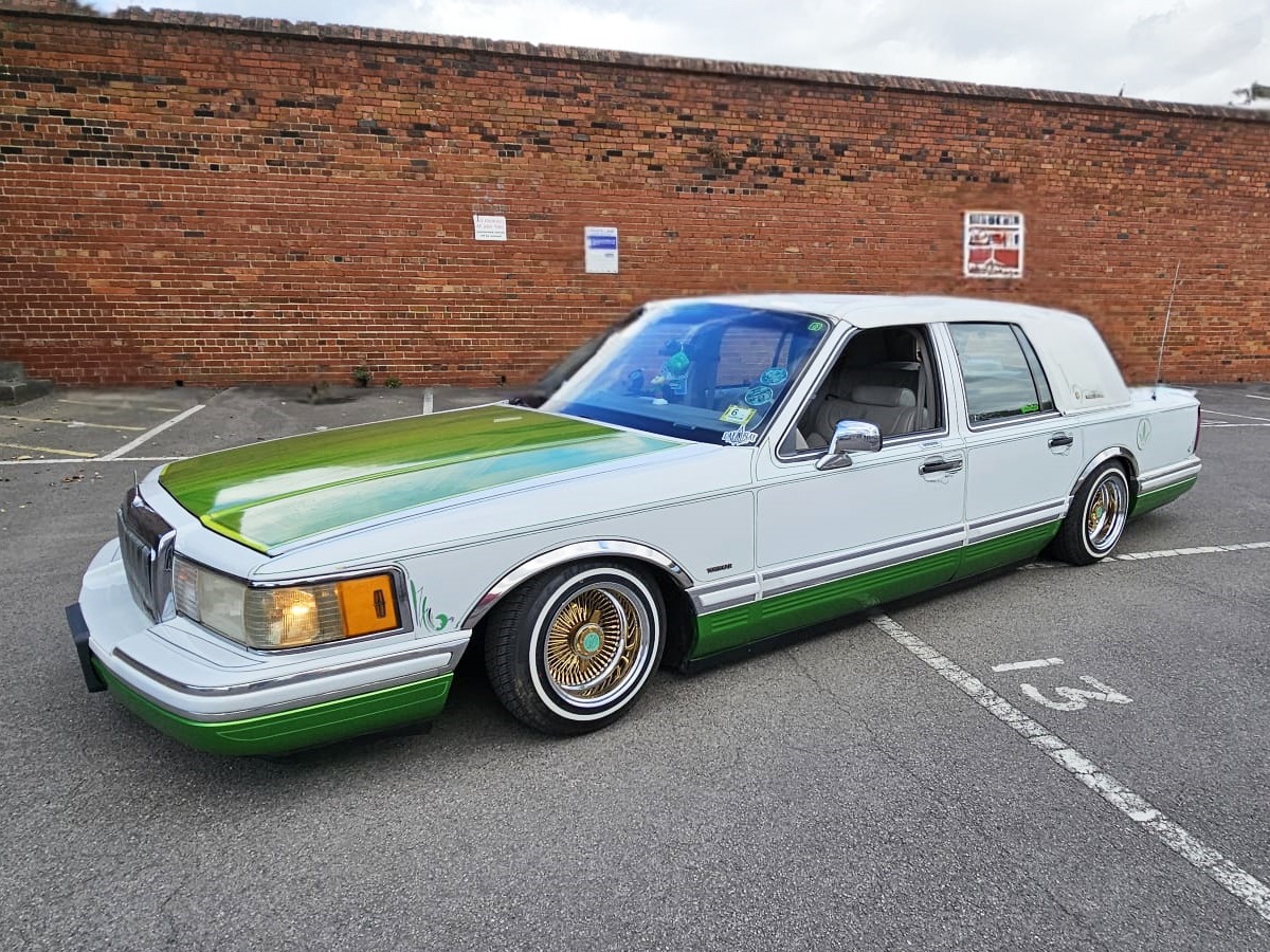 1991 Lincoln Town Car Image 1