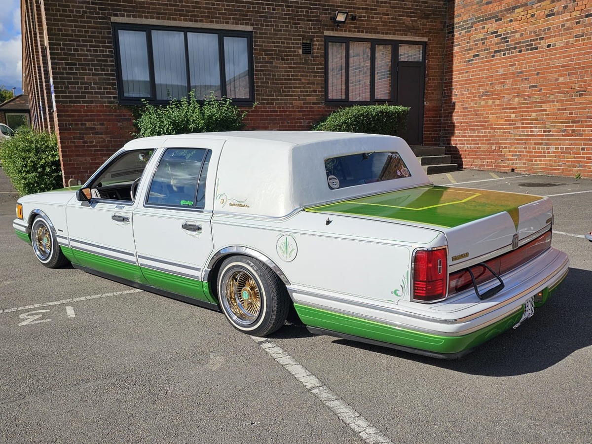 1991 Lincoln Town Car Image 3