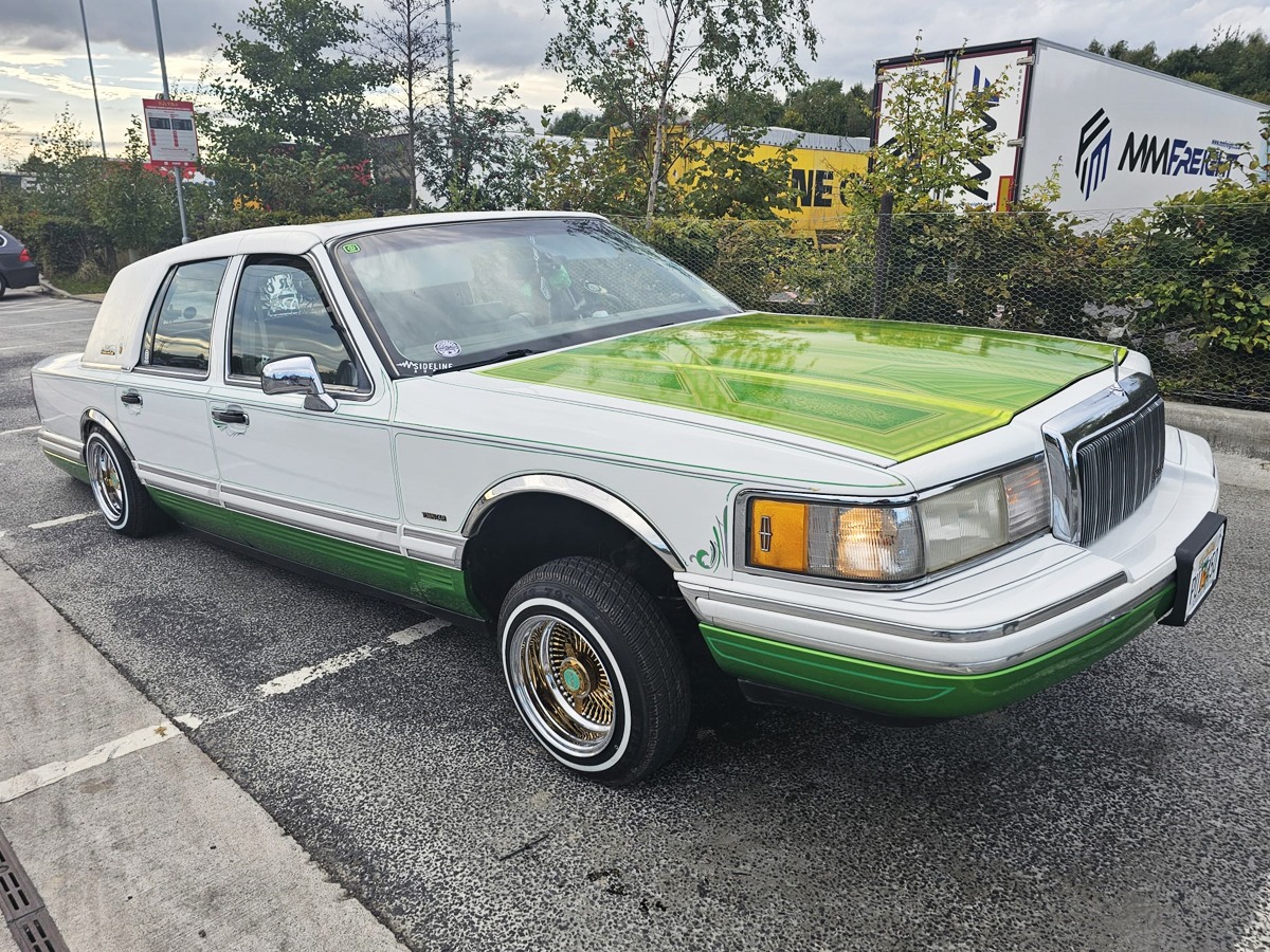 1991 Lincoln Town Car Image 2