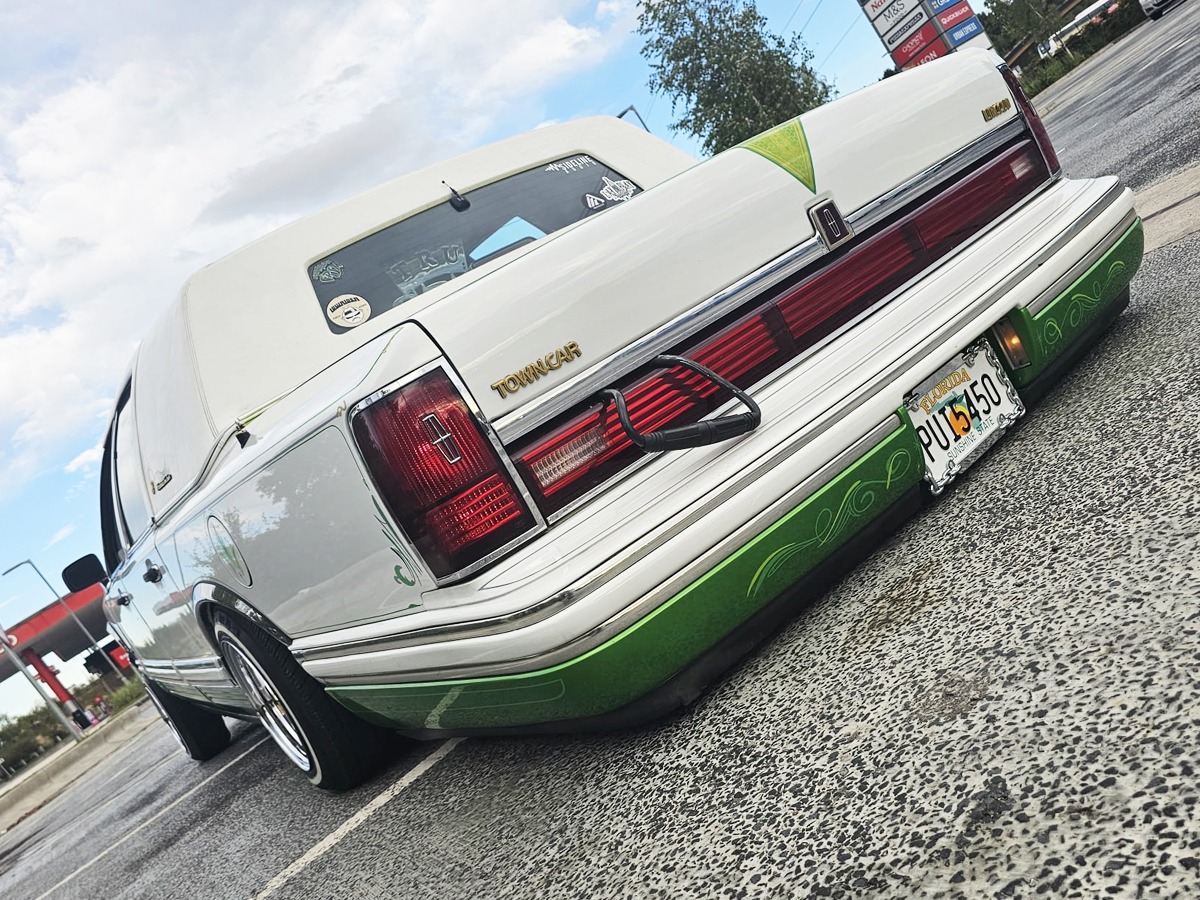 1991 Lincoln Town Car Image 6