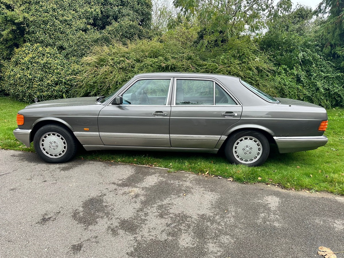 1988 Mercedes-Benz 300SE Image 2