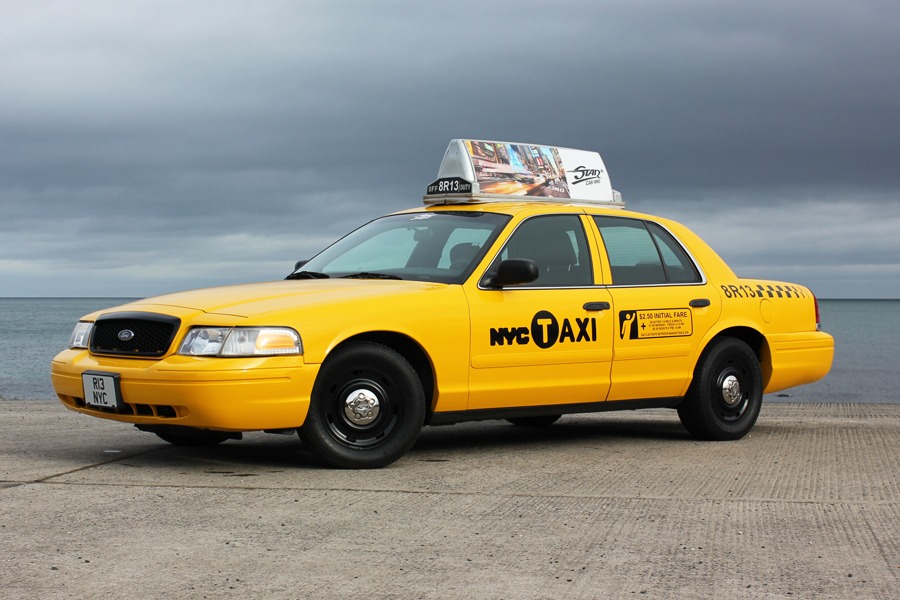 2003 Ford Crown Victoria Image 1