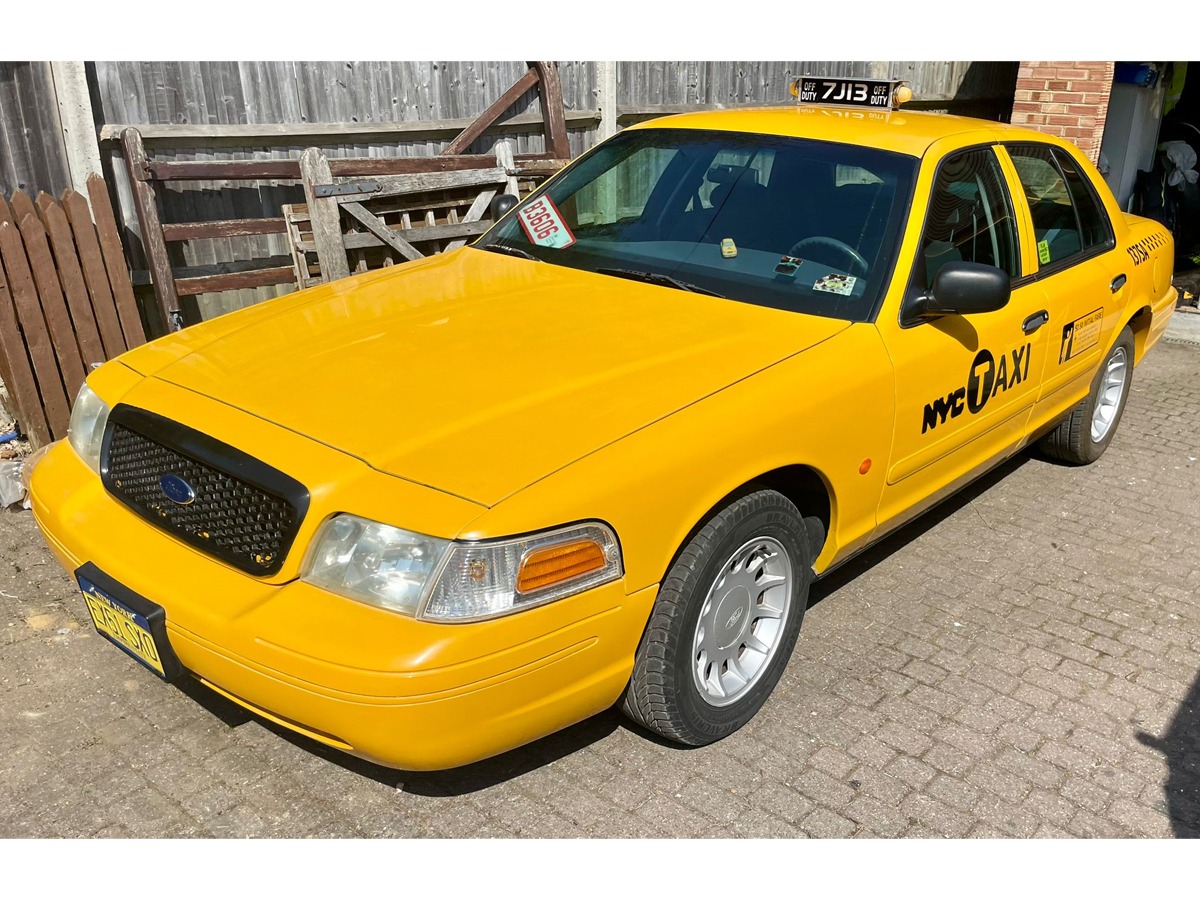2001 Ford Crown Victoria Image 1