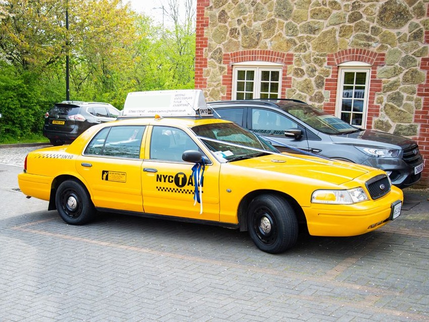 2003 Ford Crown Victoria Image 1