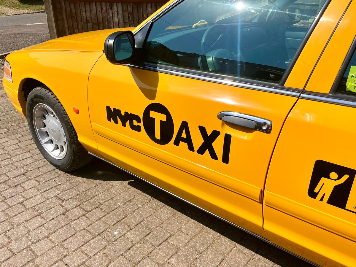 2001 Ford Crown Victoria Image 3