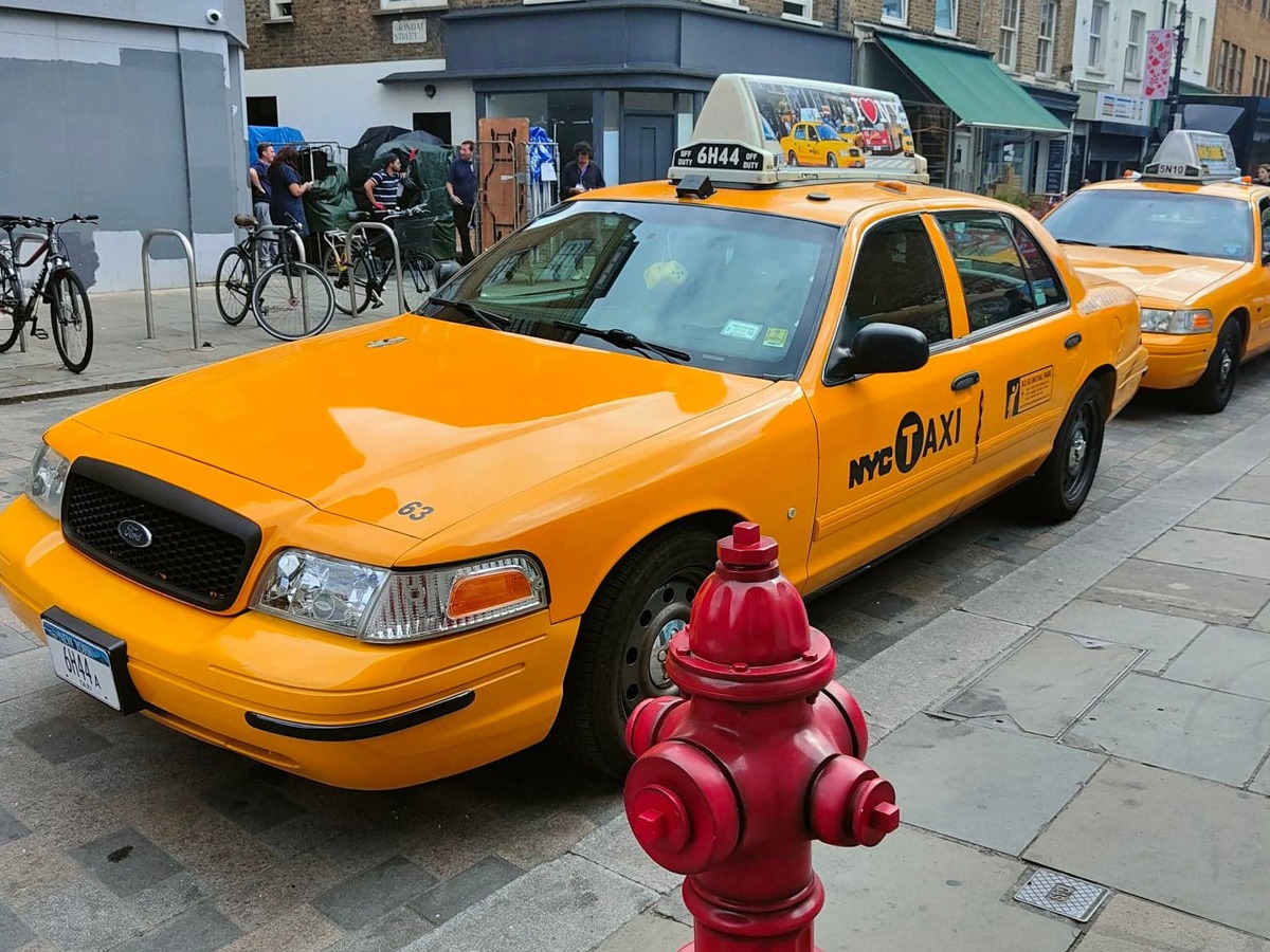 2011 Ford Crown Victoria Image 2