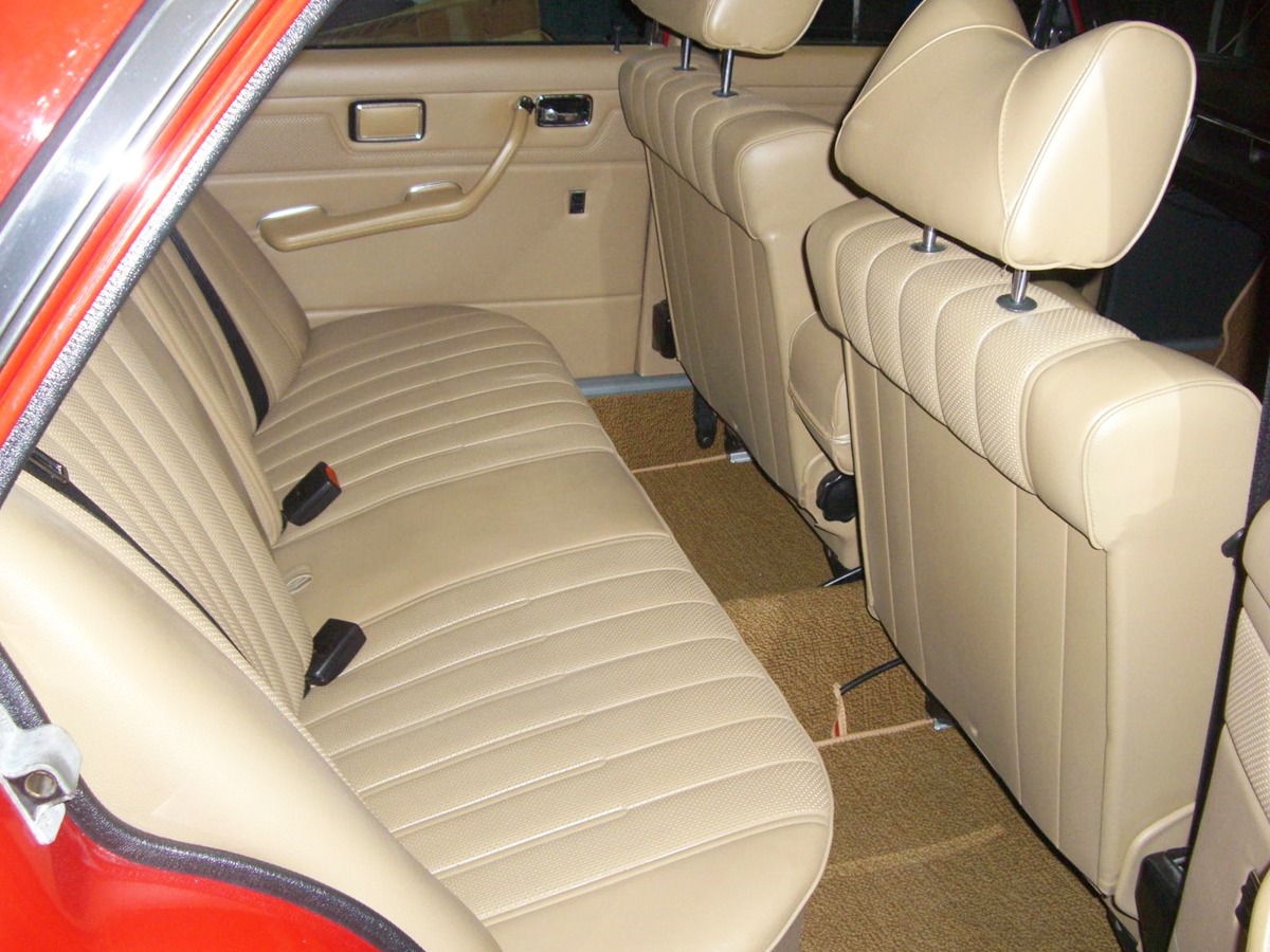 1976 Mercedes-Benz 240 Image 10