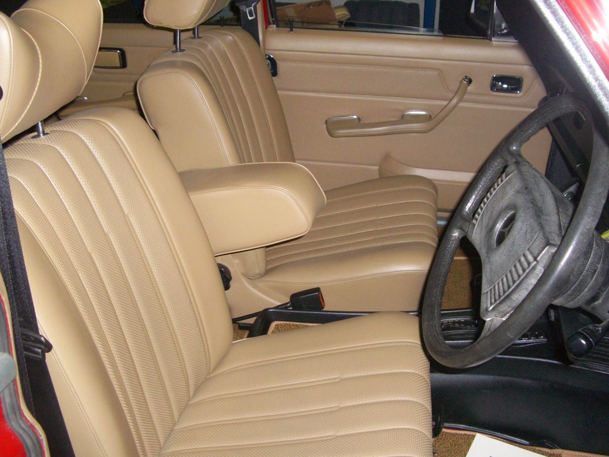 1976 Mercedes-Benz 240 Image 8