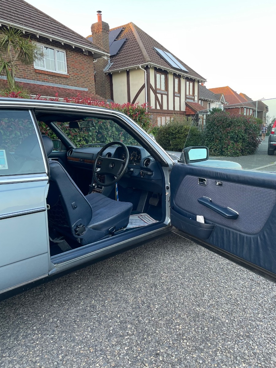 1984 Mercedes-Benz W123 Image 11