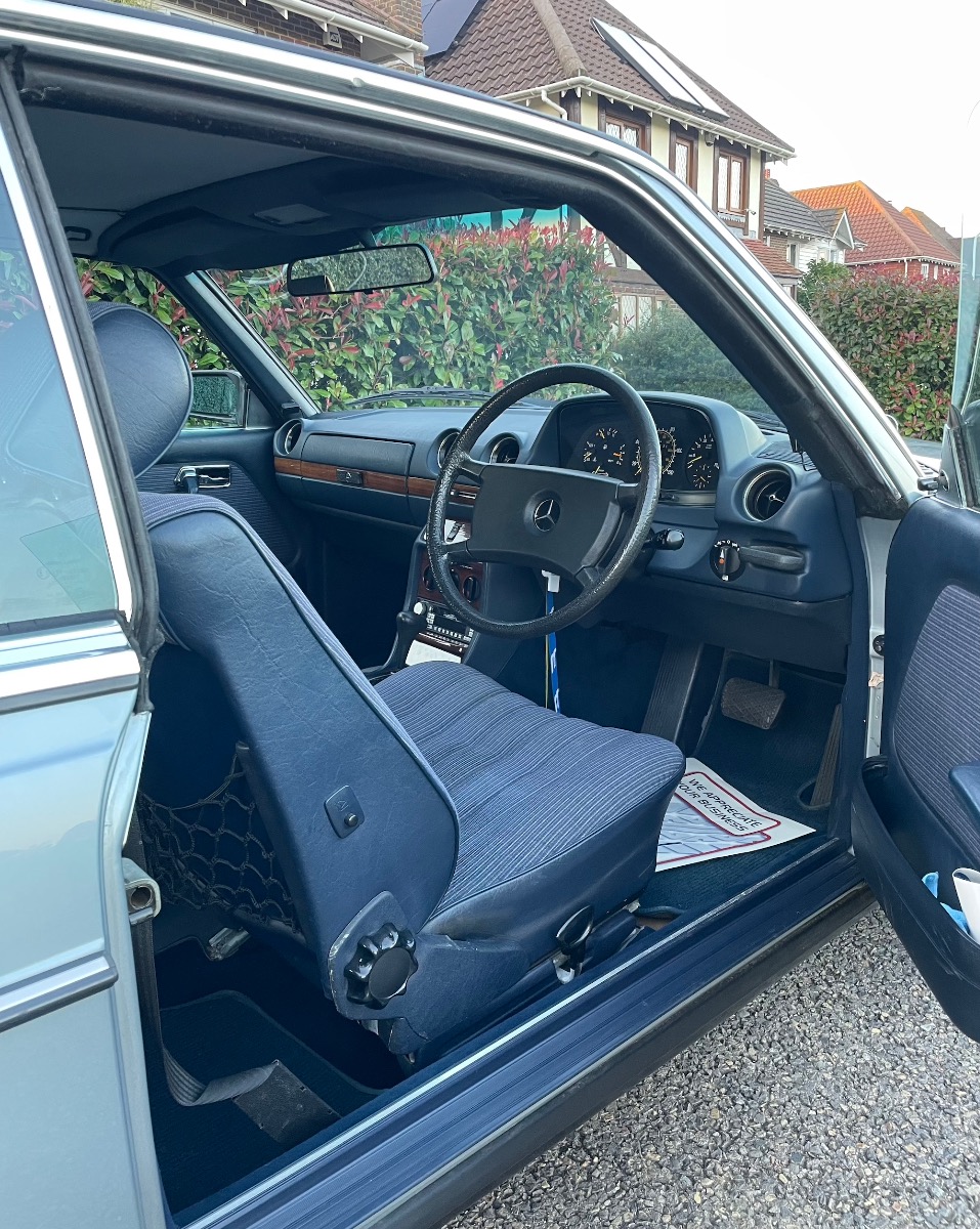 1984 Mercedes-Benz W123 Image 10