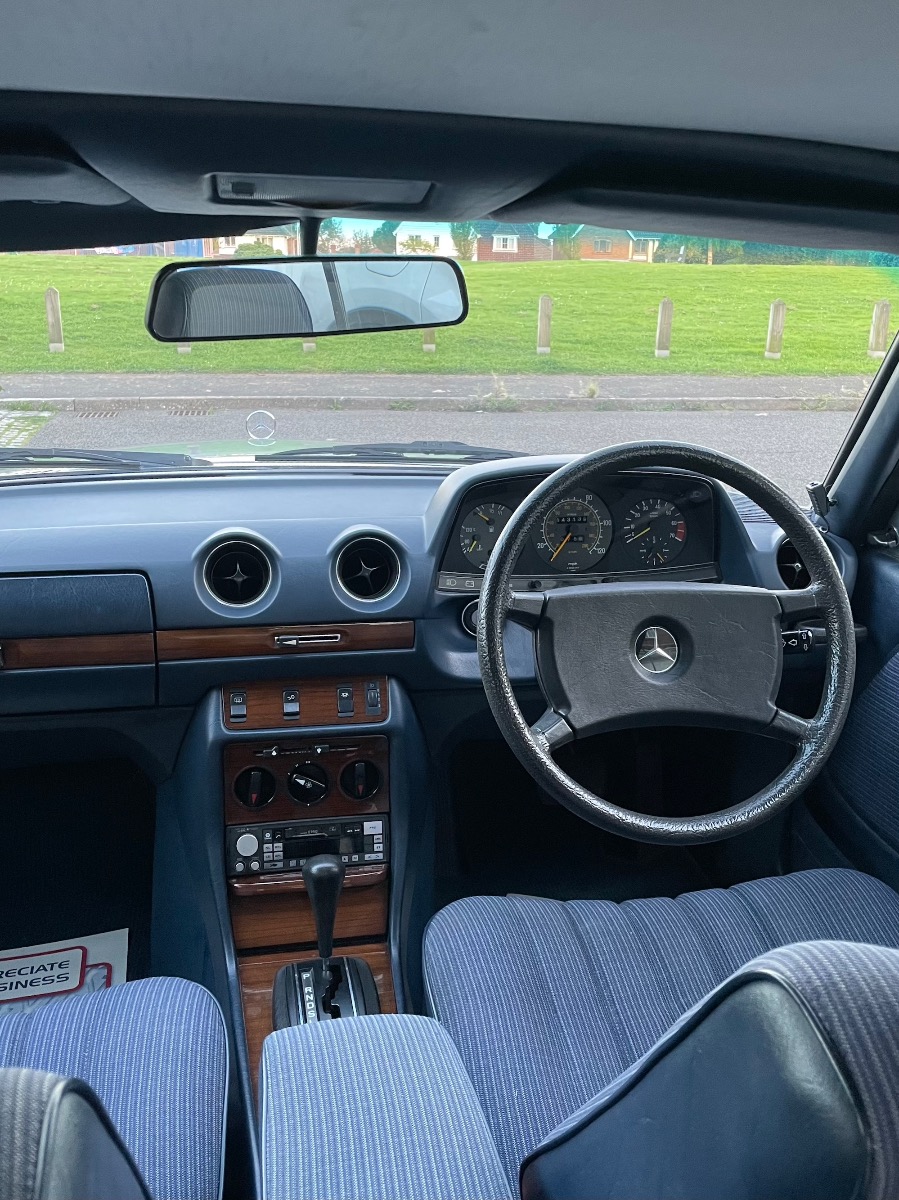 1984 Mercedes-Benz W123 Image 13