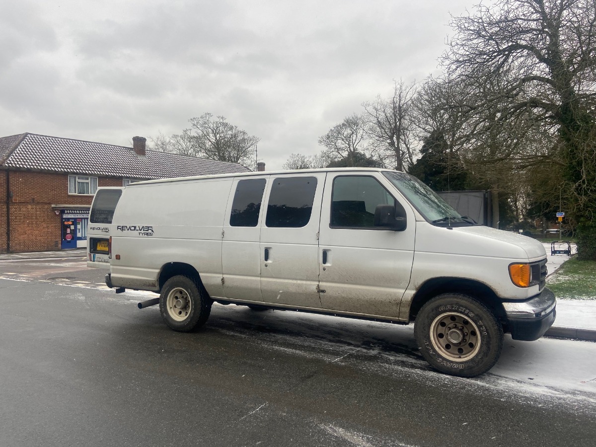 2004 Ford E350 Image 3